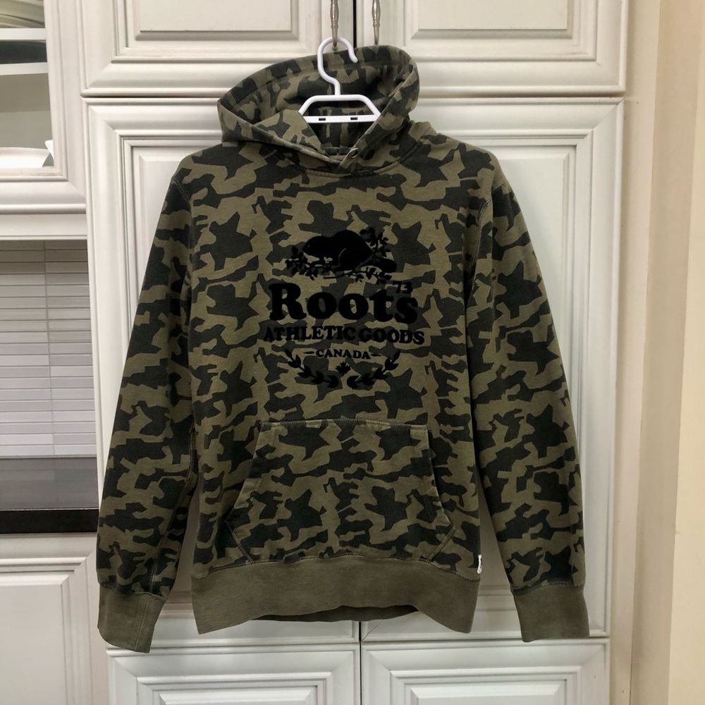 Roots Men’s camouflage logo hoodie